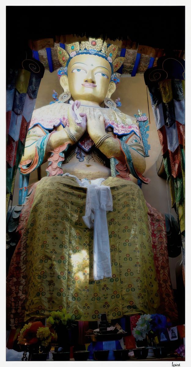 A l'intérieur du Chamba Lhakhang, la statue éclatante de Maitreya (de trois étages). Le Bouddha du futur, est souvent représenté dans une posture connue sous le nom de bhadrasana, qui est tout à fait unique dans l'iconographie bouddhiste. Il semble être assis à la manière occidentale, sur une chaise. Il regarde vers le monde où il entrera un jour pour éclairer son obscurité par la redécouverte du Dharma.