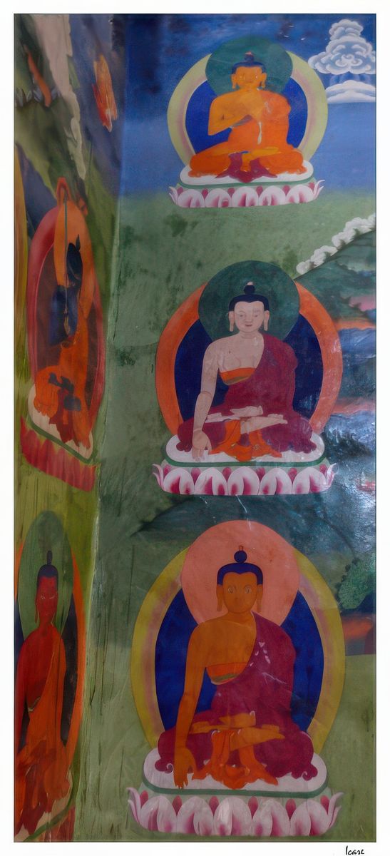 De haut en bas, les murs de cette pièce du Chamba Lhakhang sont recouverts de superbes peintures du Bouddha dans différentes positions et de plusieurs saints tibétains.