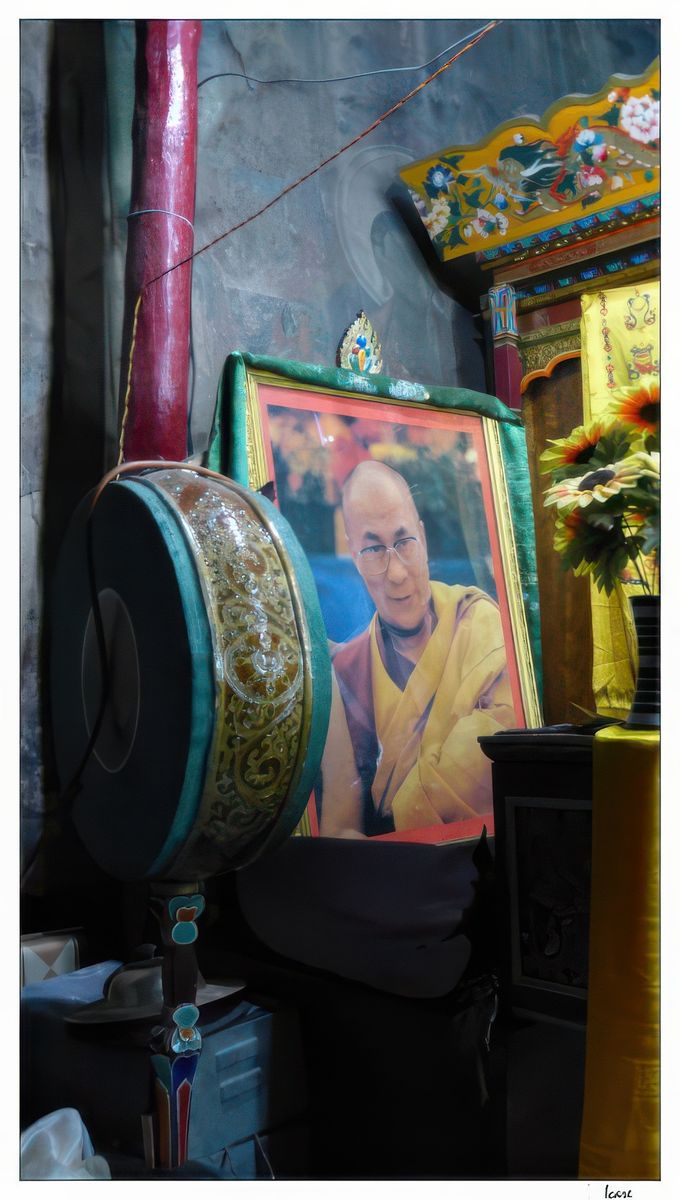 Près d'un autel, la photo du dalaï-lama, Tenzin Gyatso.