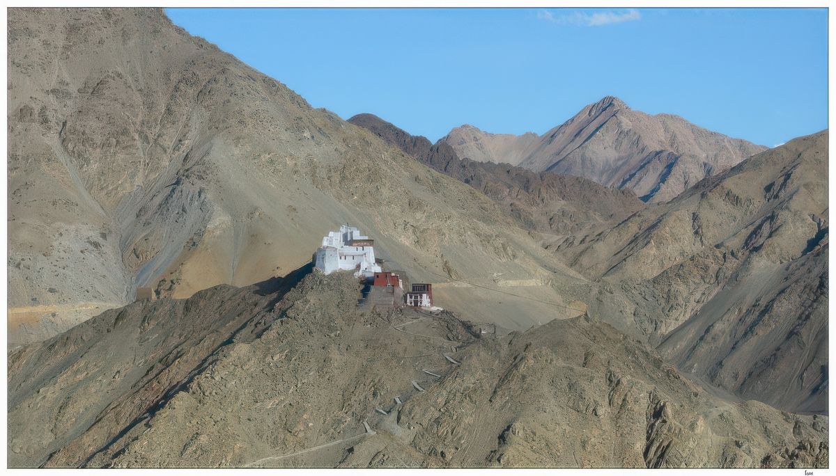 Vue sur la colline de Tsemo Namgyal, ou"pic de la Victoire" et le complexe religieux comprenant un gonkhang (temple des divinités tutélaires) et un temple consacré à Maitreya (Bouddha du Futur). Autour de ces édifices, des vestiges de murailles, chemins de ronde et tours de guet jalonnent la crête.