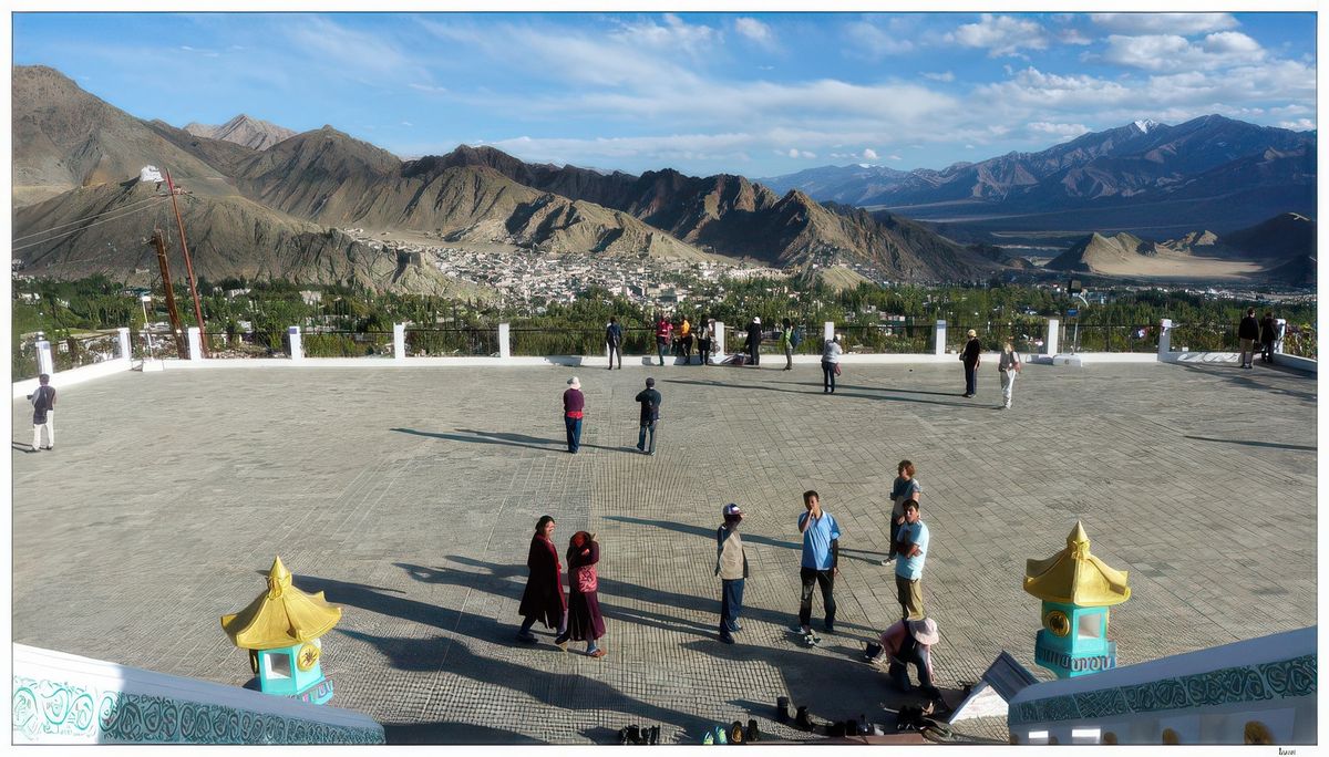 Bien sur il faut se déchausser pour monter au Shanti Stupa.