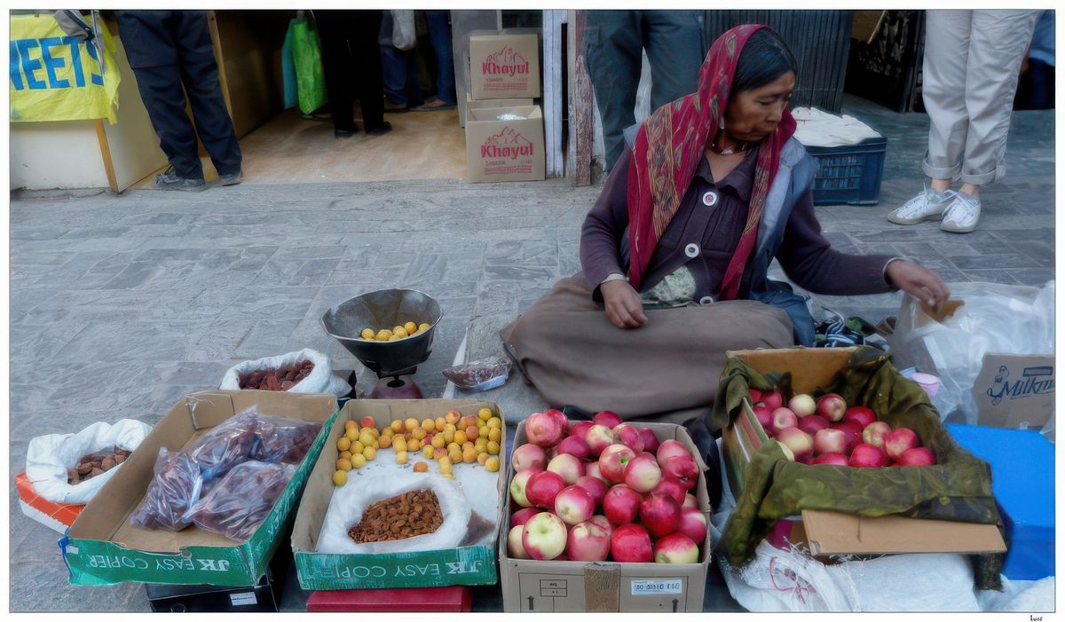 J'en profite pour acheter quelques abricots à cette marchande, ils sont petits mais délicieux, les pommes aussi sont bonnes.