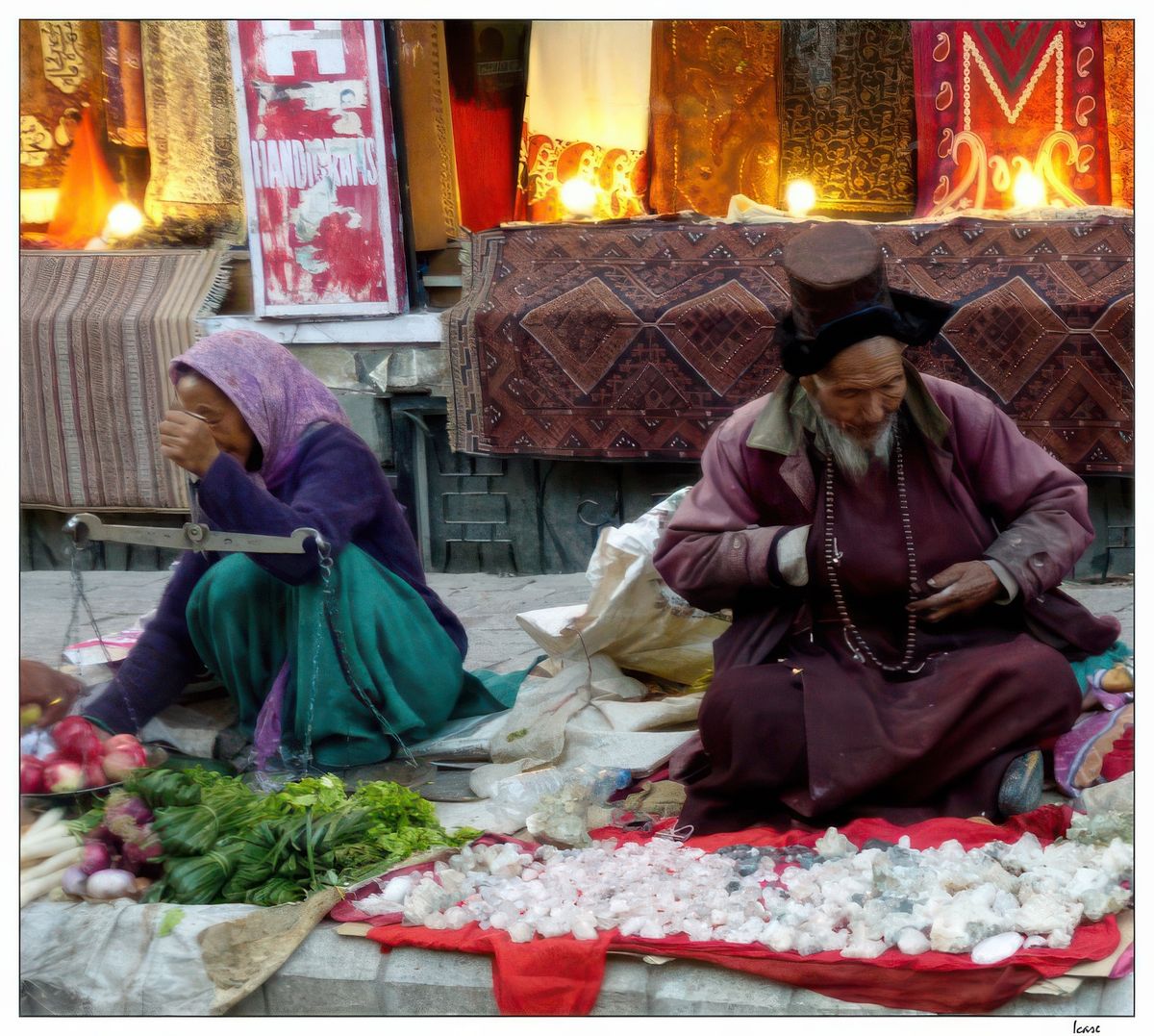 Un certain nombre d’habitants portent toujours le costume traditionnel ladakhi, l'une des caractéristiques de ces vêtements est le chapeau en forme de haut de forme et bicorne, souvent bordé de fourrure. Ces chapeaux typiques sont appelés "tibis".