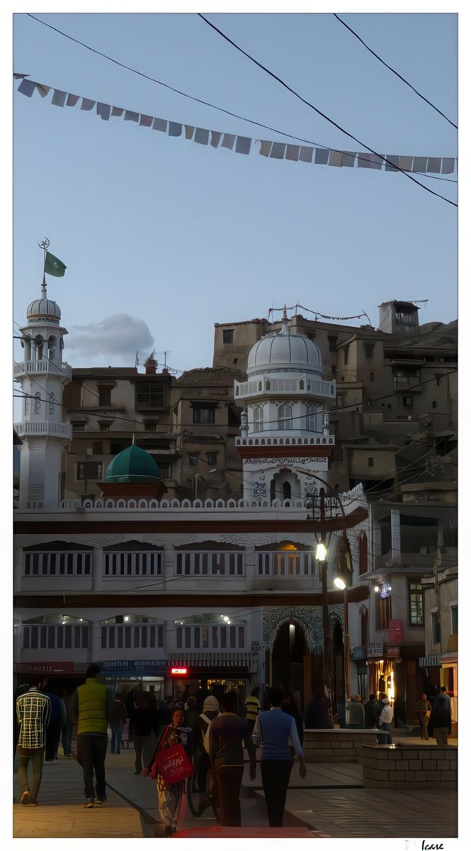 Il existe deux mosquées à Leh; la plus ancienne, la mosquée Jama Masjid, date du XVIIe siècle; construite en 1666 selon un accord entre le souverain du Ladakh Deldan Namgyal et l'empereur moghol Aurangzeb. C'est la plus grande mosquée sunnite au Ladakh, elle peut accueillir 500 fidèles mais n'est ouverte qu'aux hommes. Le seconde plus récente (celle de la photo), se trouve au bout de la rue de Main Bazaar.