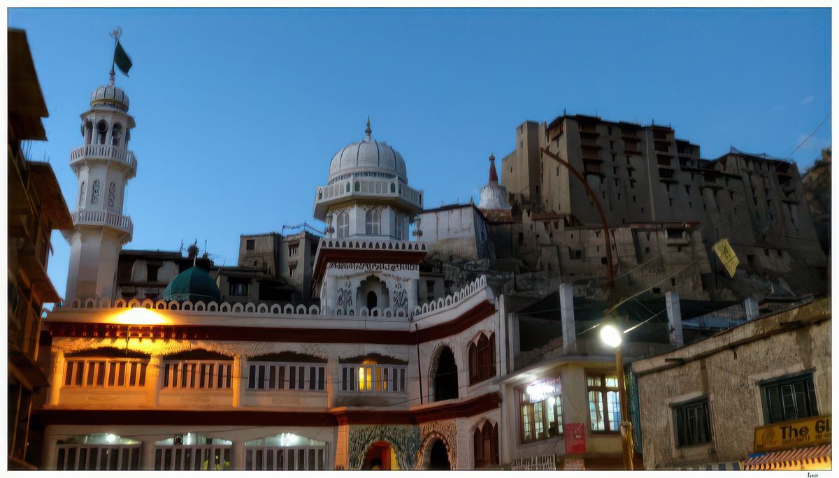 En contrebas du Lechen Palkhar et du temple bouddhiste (stupa), la nouvelle mosquée.