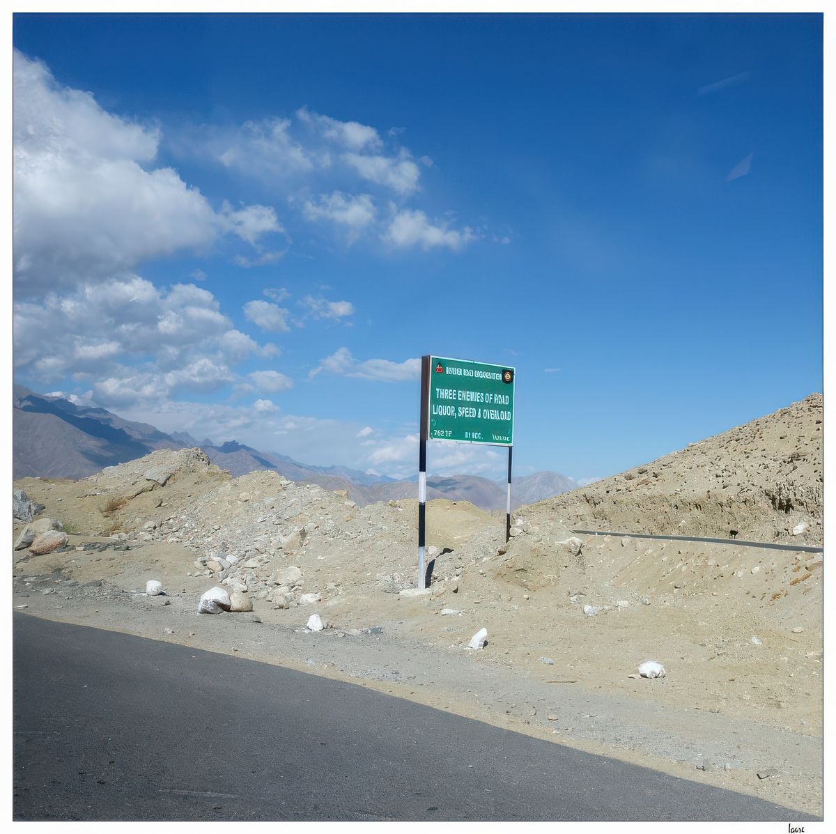 On peut voir des panneaux très explicites le long de la route. Sur celui-ci on peut lire: "three enemies of road: liqor, speed, overeload" ("Trois ennemis de la route: alcool, vitesse, surcharge").