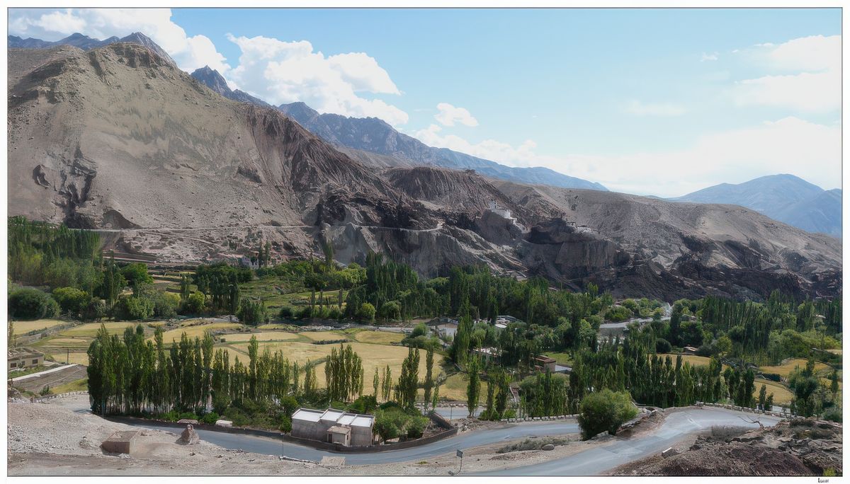 Quelques kilomètres après la confluence du Zanskar et de l'Indus, nous passons à Basgo, malheureusement sans nous arrêter car notre journée va être bien remplie. Ancienne capitale du Bas-Ladakh (Sham + Purig + Baltistan) entre le XVe et 17e siècles, Basgo était un site stratégique important pour le contrôle des caravanes entre le Haut et le Bas Ladakh.