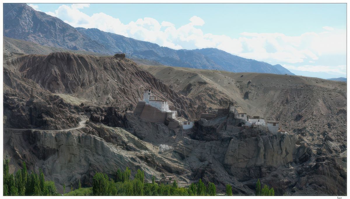 Vue sur les ruines de l'ancienne citadelle et sur les temples. La citadelle, perchée sur son éperon rocheux, soutint durant trois ans le siège de la grande armée tibéto-mongole envoyée par le 5ème Dalaï Lama.