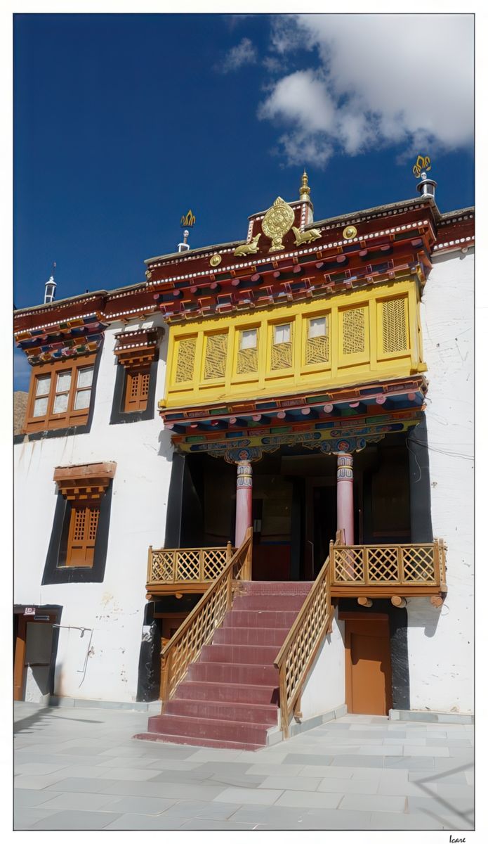 Le monastère de Likir a deux salles de rassemblement, connues sous le nom de dukhang, elles contiennent des statues de Bodhisattva, Amitabha, trois grandes statues de Sakyamuni, Maitreya et Tsong Khapa, fondateur de la secte des Bonnets jaunes (gelukpa).