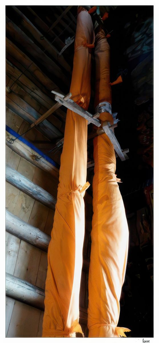 Deux thangkas roulés pendent des poutres près de l'entrée contenant des images de Sakyamuni et de la divinité gardienne de Likir. Ces thanghas sont exposés lors de fêtes.