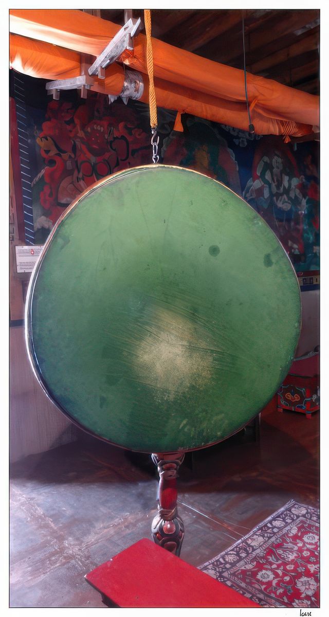 Les instruments de musique tiennent une place importante dans les dukhangs, ici un tambour.
