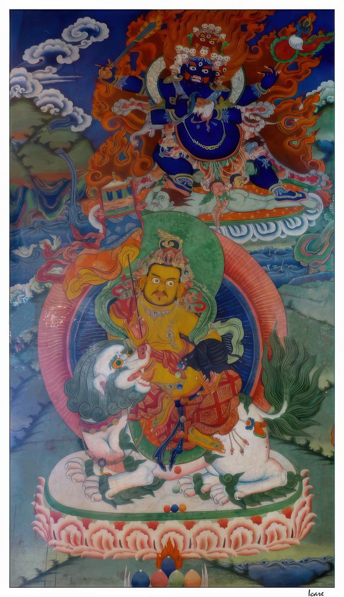 Dans le gonkhang, qui est dédié aux dieux protecteurs, nous retrouvons Vaishravana "Celui qui entend tout". Ce chef des Lokapalas siège au Nord, à la tête des Yaksha, génies de la nature. Il est de couleur jaune et son attribut est la mangouste crachant les joyaux (nakula) et la bannière. A l'arrière plan, on reconnait Yama, le dieu de la mort.
