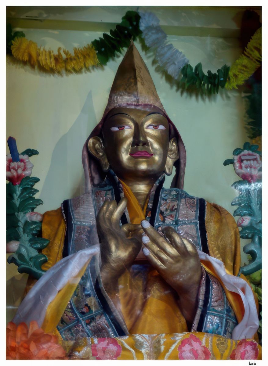 Statue de Tsong Khapa, fondateur de la secte des Bonnets jaunes.