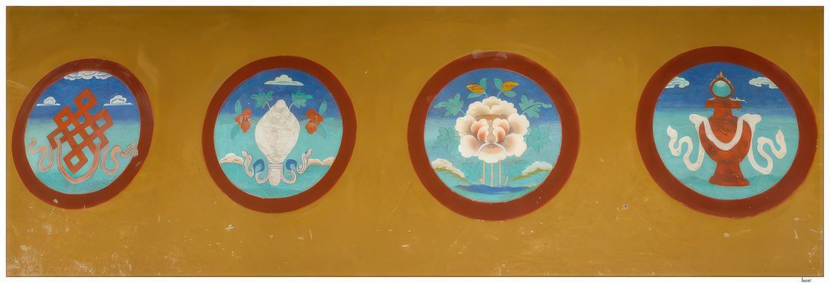 Quatre des huit signes auspicieux du bouddhisme tibétain, de gauche à droite: - le noeud sans fin représente l'esprit du Bouddha ainsi que l'interdépendance de toutes choses, l'union de la compassion et de la sagesse, de la sagesse et des moyens, ou du vide et de l'interdépendance. Il représente aussi le samsara, le monde de la souffrance où on nait et meurt en boucle. - la conque symbolise le son du Dharma profond qui éveille les êtres du sommeil de l'ignorance et les incite à accomplir leur propre bien ainsi que celui des autres êtres. - le lotus symbolise la purification du corps, de la parole et de l'esprit, ainsi que le plein épanouissement de l'activité bénéfique dans l'état de libération. Il est l'emblème de l'élévation spirituelle. - le vase représente une pluie sans fin de longue vie, de richesses, de prospérité, de tout ce qui est bon pour les hommes dans le domaine temporel et spirituel. Son embouchure est surmontée d'un joyau flamboyant.