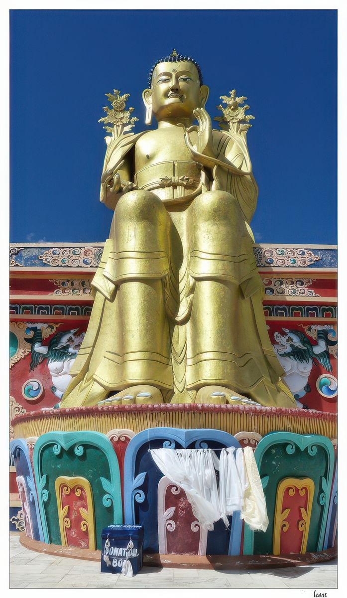 Maitreya, le Bouddha du futur, veille sur le monastère.