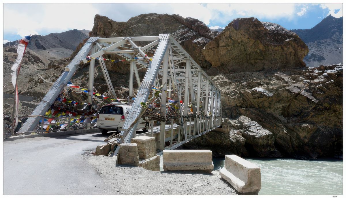 Traversée du pont pour suivre la rive gauche de l'Indus.