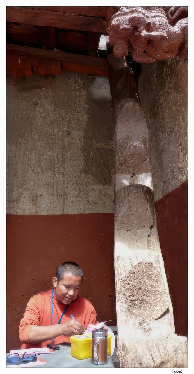 Près du porche d'entrée du Sumtsek Temple, un moine délivre les tickets pour la visite (50 roupies).