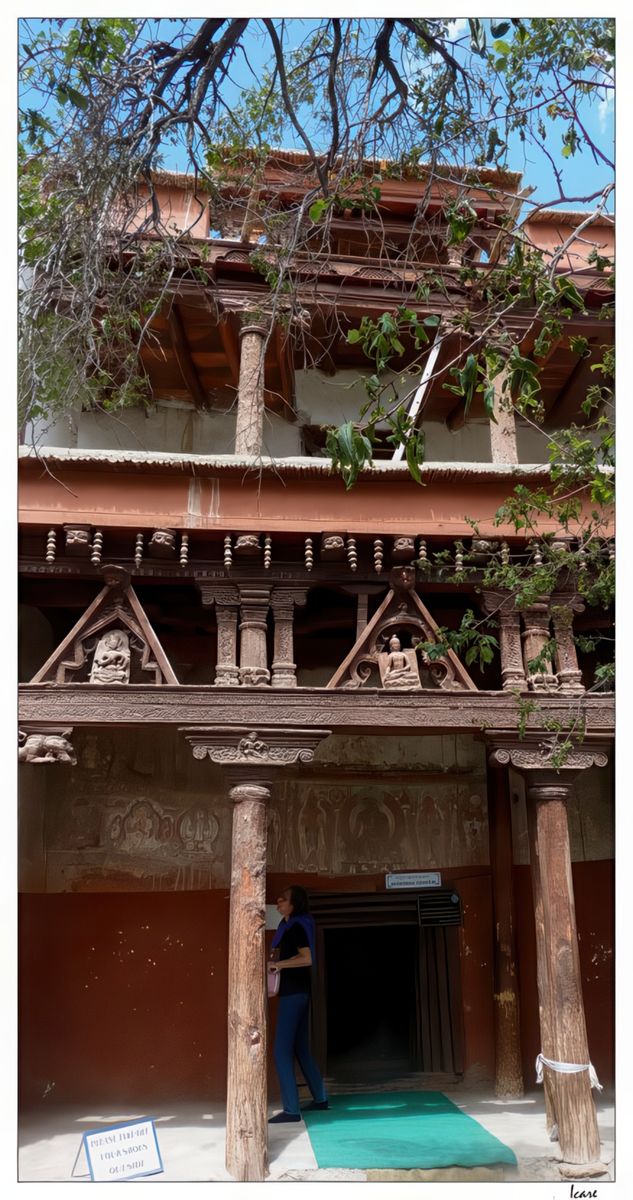 Le Sumtsek Temple à trois étages, date de 1217; il renferme les statues monumentales de Maitreya, le Bouddha du Futur, Avalokisteshvara, le Bouddha de la Compassion et Manjushri, celui de la Sagesse. Les têtes de ces statues en bois atteignent le dernier étage( entre 4 et 5 mètres au total). Sa magnifique façade est en bois sculpté et d'influence indo-cachemiri.