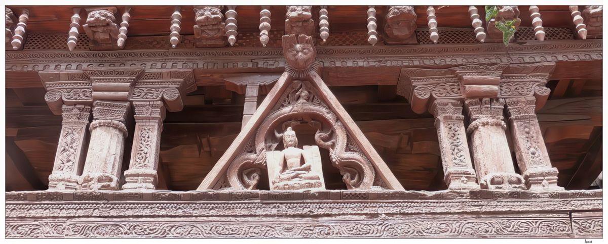 Les sculptures en bois de saule au dessus du porche d'entrée du Sumtsek Temple sont les mêmes que celles qui décorent les temples du Cachemire indien. Ici, Maitreya, le Bouddha du Futur.