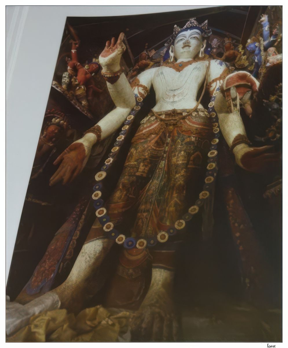 A l'intérieur du Sumtsek Temple, l'impressionnante statue d'Avalokiteshvara (le Bouddha de la Compassion), de quatre mètres de haut. (photo extraite d'un livre).