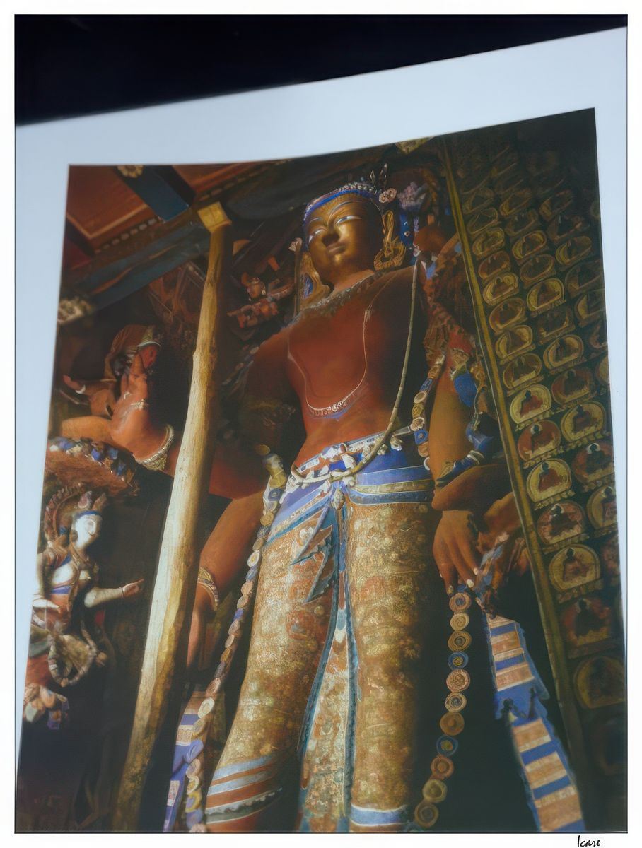 Statue de Maitreya, d'une hauteur de 5,18 mètres. Les jambes sont recouvertes de scènes de la vie du Bouddha.