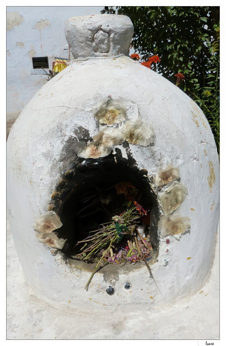 Four à fumigations pour les offrandes de fumée. Au Tibet, ce sont des branches de genévriers qui brûlent, ici ce sont des bouquets de fleurs.
