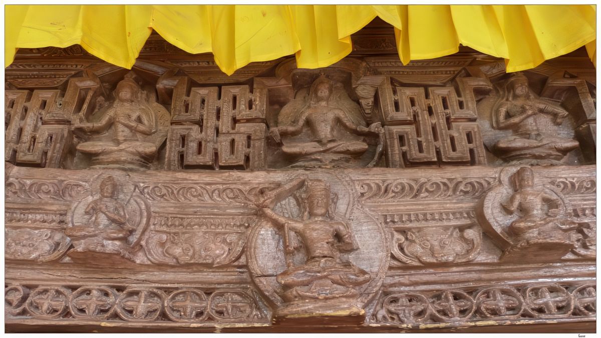 Détails des sculptures en bois de la façade du Manjushri Temple.