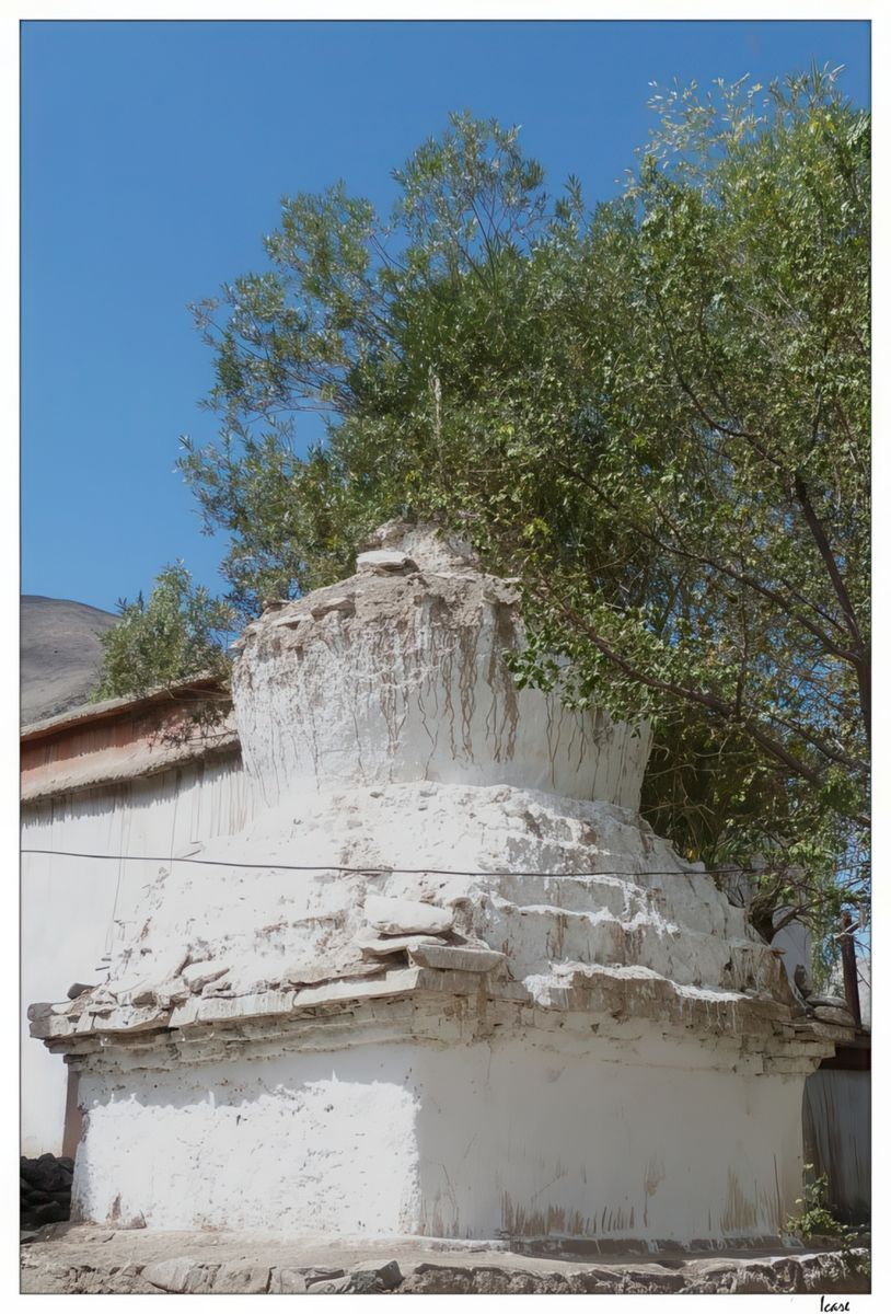Le chörten (stupa tibétain) illustre les étapes de la méditation permettant d'atteindre l'unité qu'il symbolise.