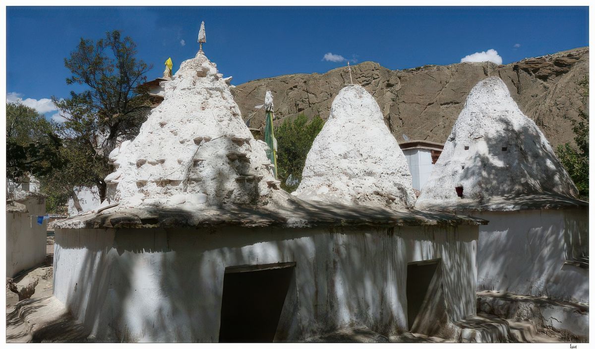Le choskhor (enclave religieuse) d'Alchi est environné de montagnes.