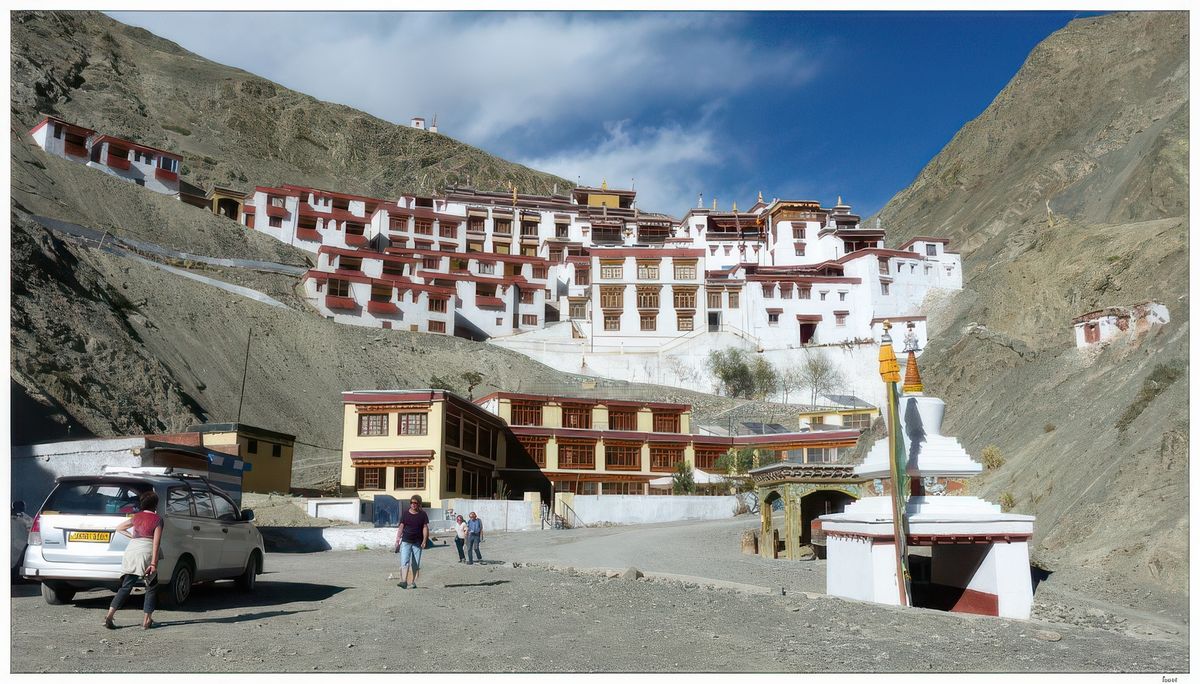 Vue sur le monastère de Rizong, niché à flanc de montagne tout au fond d’une étroite vallée.