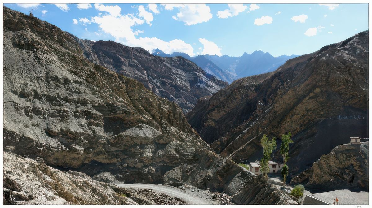 Vue sur la piste carrossable qui mène au monastère de Rizong.