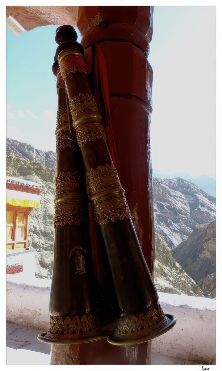 Le rgya gling est spécifiquement utilisé dans les monastères tibétains durant les puja (rituels et prières) et pour accueillir les lamas et les rinpoches. Le corps est en bois, et se prolonge par un pavillon en cuivre.