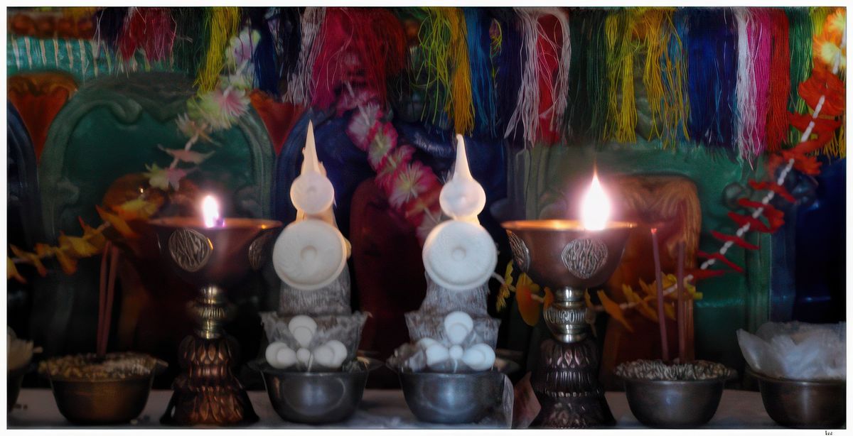 Lampes à beurre et offrandes.