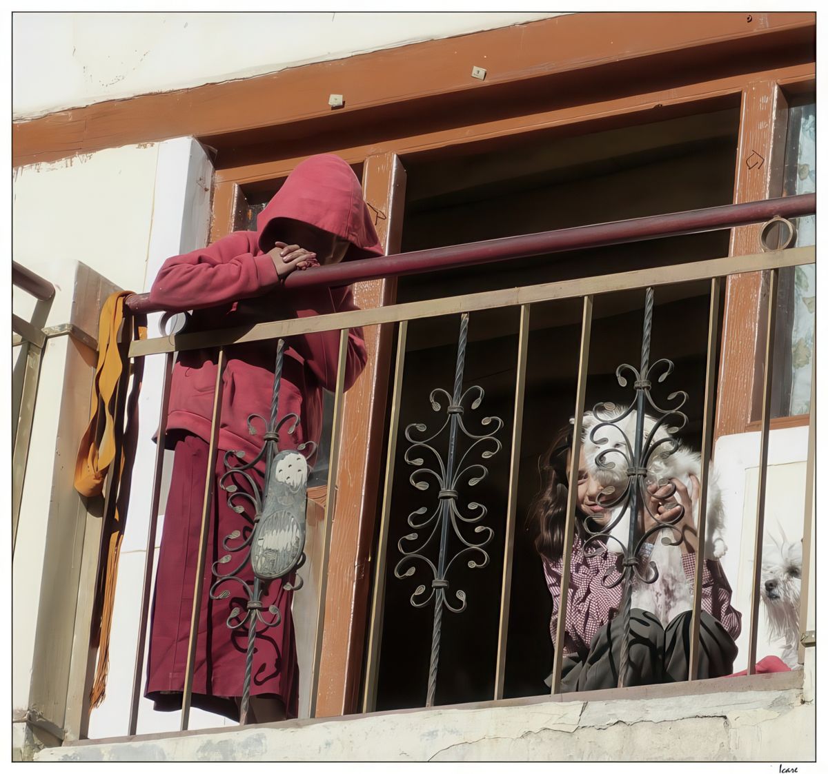 Les enfants sont accueillis au monastère à partir de huit ans. Ces fillettes viennent souvent de loin, séparées de leurs parents mais une éducation religieuse et scolaire leur est assurée.