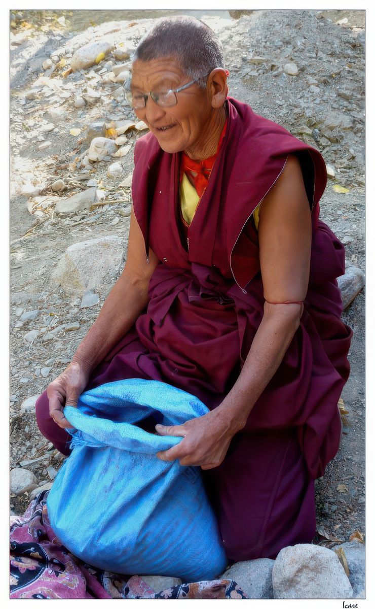 Elle nous accueille avec un sourire et nous montre ce qu'il y a dans son sac: ce sont des noyaux d'abricots qu'elle va casser...