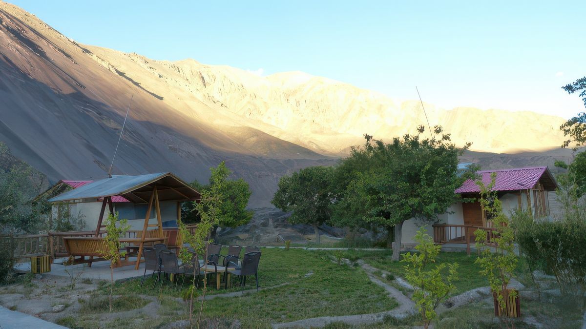 Des petits cottages sont disséminés dans un parc rempli de pommiers et d'abricotiers.