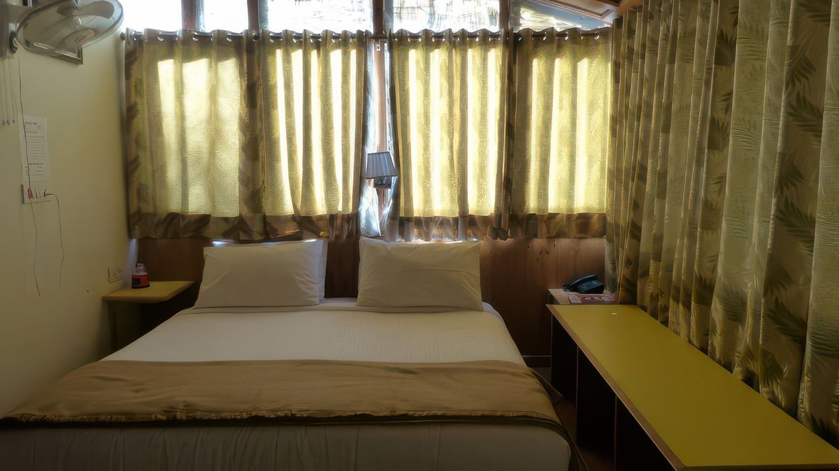 Chaque cottage est bien aménagé avec une salle d'eau privative; la chambre a de grandes baies sur 3 côtés, ce qui donne, du lit, une vue à 360°, sur la vallée et la rivière couleur jade.