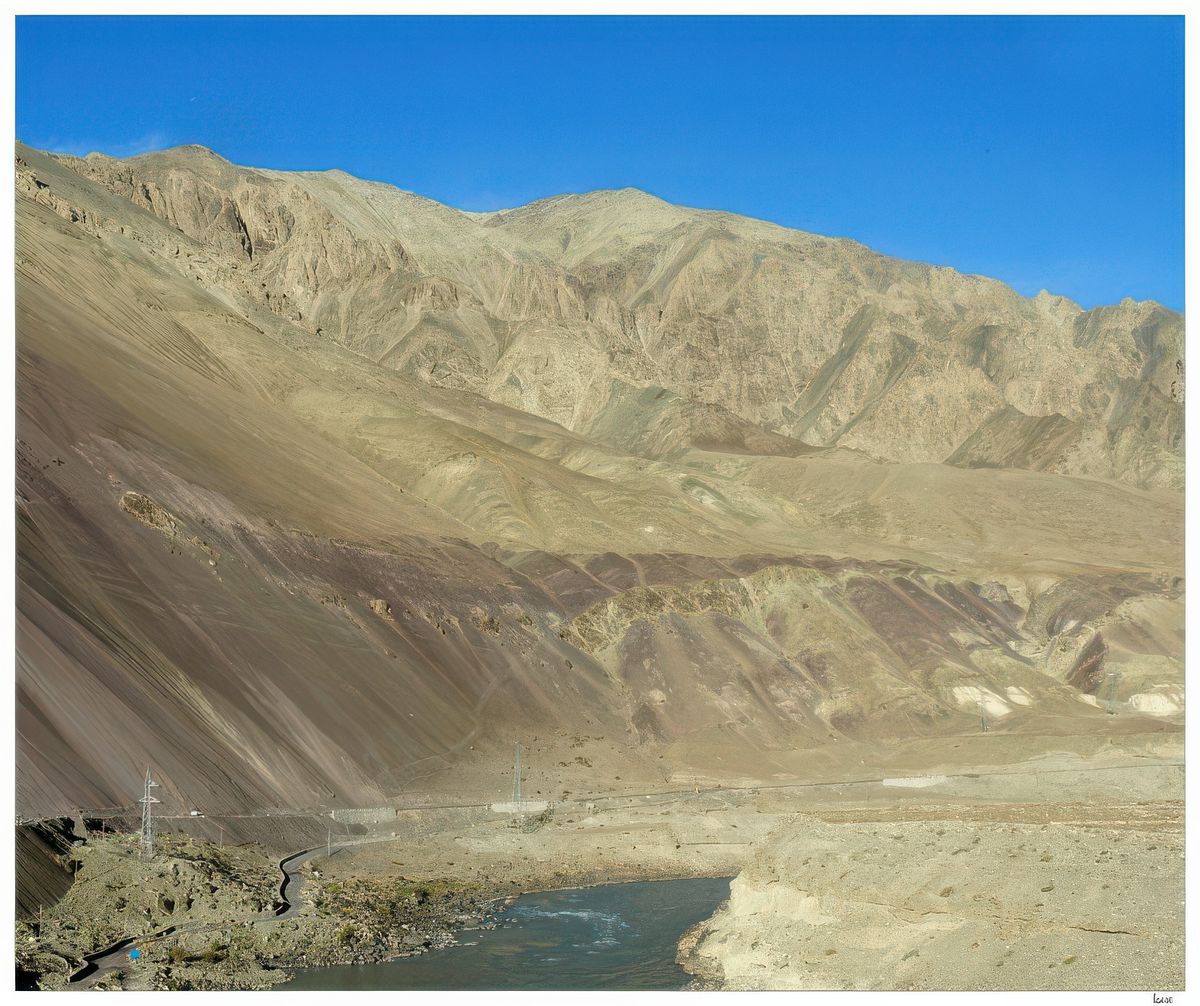 Vue sur les montagnes et l'Indus.