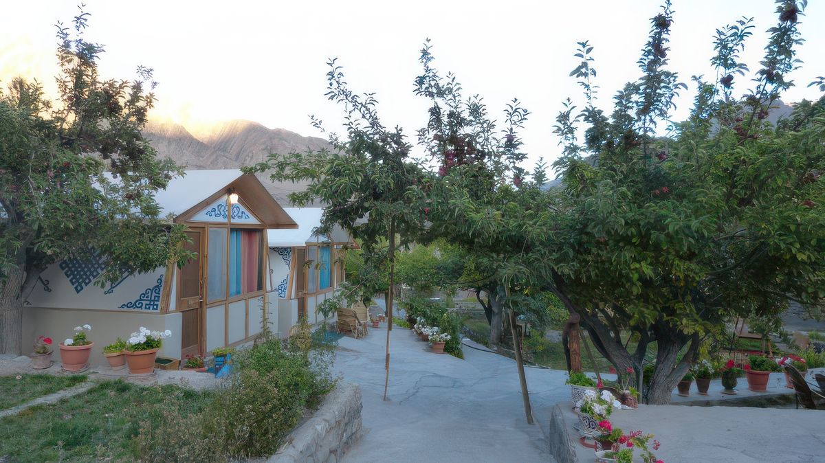 D'autres petits bungalows plus simples, sans la terrasse avec balancelle et table, mais entourés de pommiers.