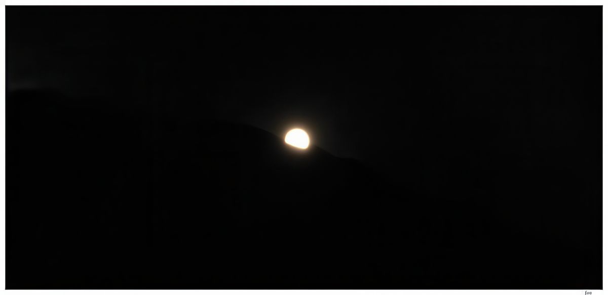 Il fait nuit noire, le directeur de cet établissement est un passionné d'astronomie et pour nous faire plaisir il a fait installer pour nous une longue vue...