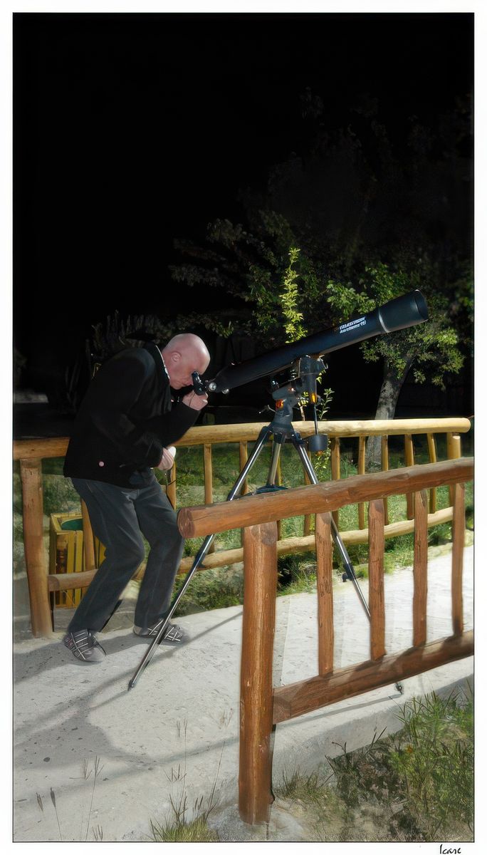 Alain est ravi de pouvoir admirer la lune à travers la longue vue...