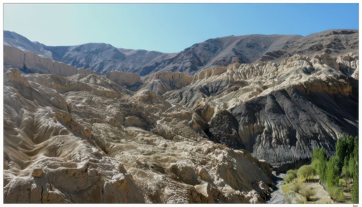 Nous traversons maintenant un paysage lunaire, appelé "Moonland de Lamayuru".