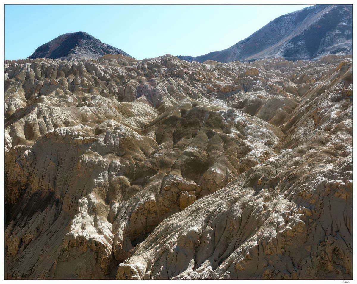 Un paysage lunaire avec des formations géologiques étranges.