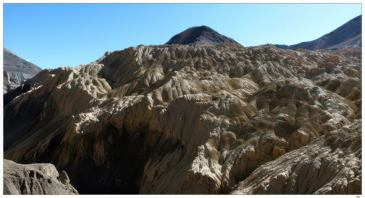 Cet immense moutonnement d'argile ocre-jaune marquerait l'emplacement d'un ancien lac asséché.