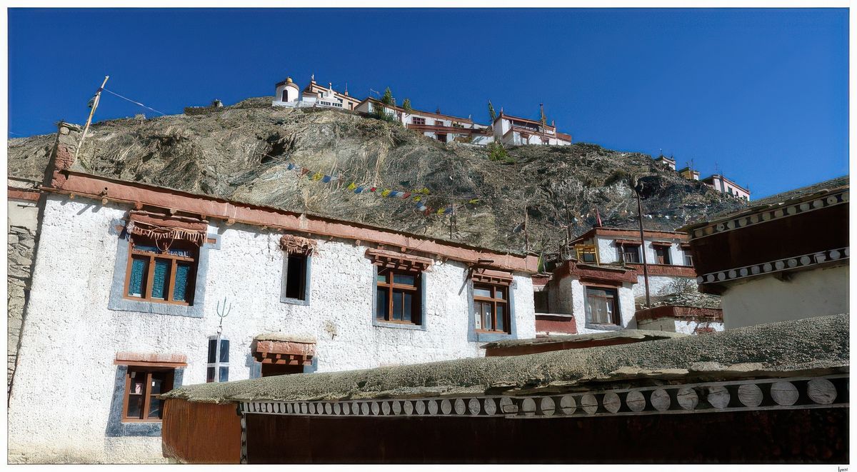 Les origines de la lignée drikung remontent au temps des deux grands maîtres indiens: Tilopa et son disciple Naropa. Naropa qui méditait sur un minuscule bout de terre au milieu d'un lac, émit le voeu de voir construire un monastère à cet endroit. Quelques temps plus tard, le lac s'assécha et un monastère fut érigé, ce fut le monastère de Yung Drung Tharpa Ling.