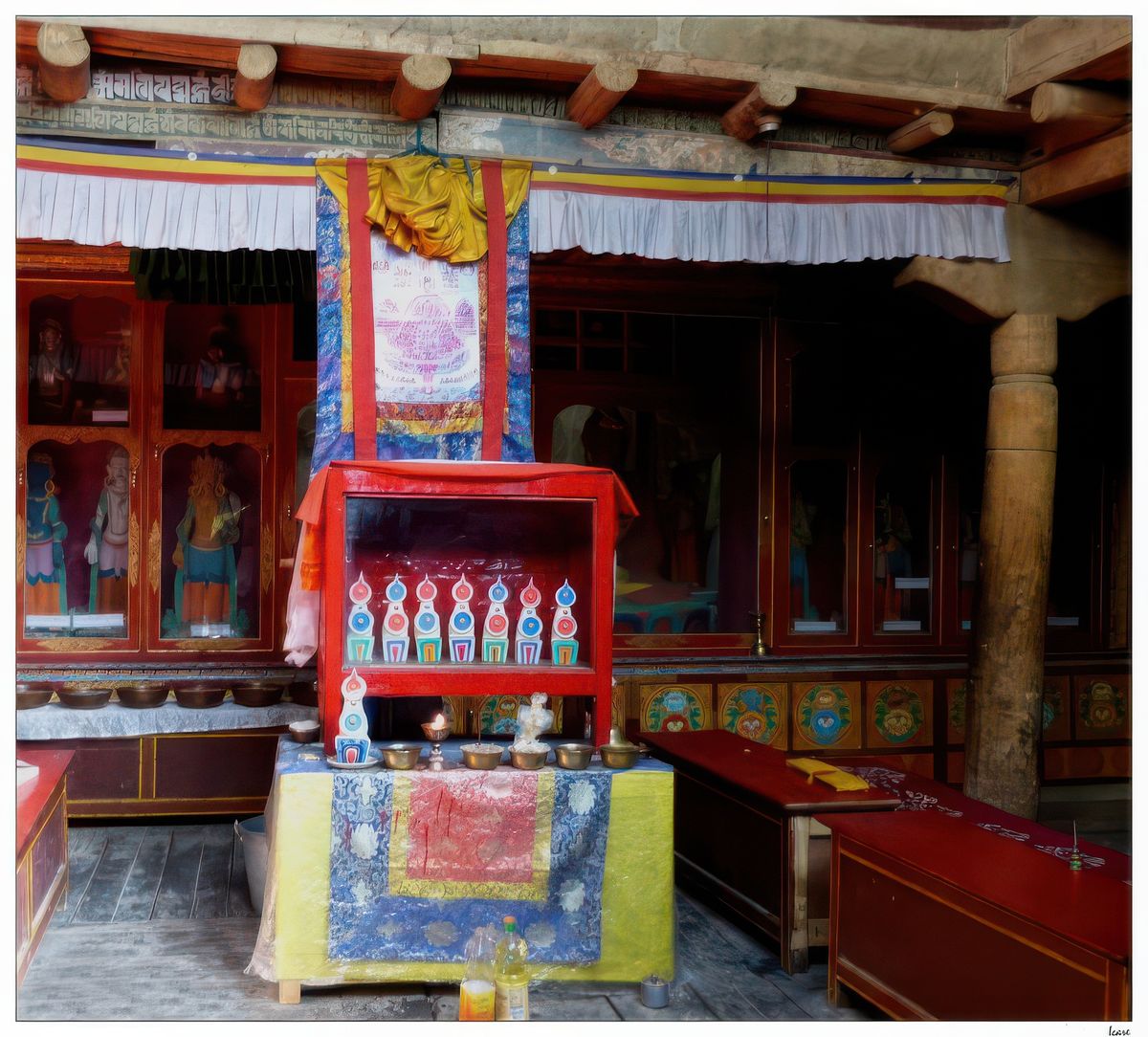 Le monastère comporte plusieurs salles dont le dukhang, édifié autour de la grotte sacrée où séjourna Naropa et le gonkhang avec ses fresques très anciennes représentant la vie du Bouddha.