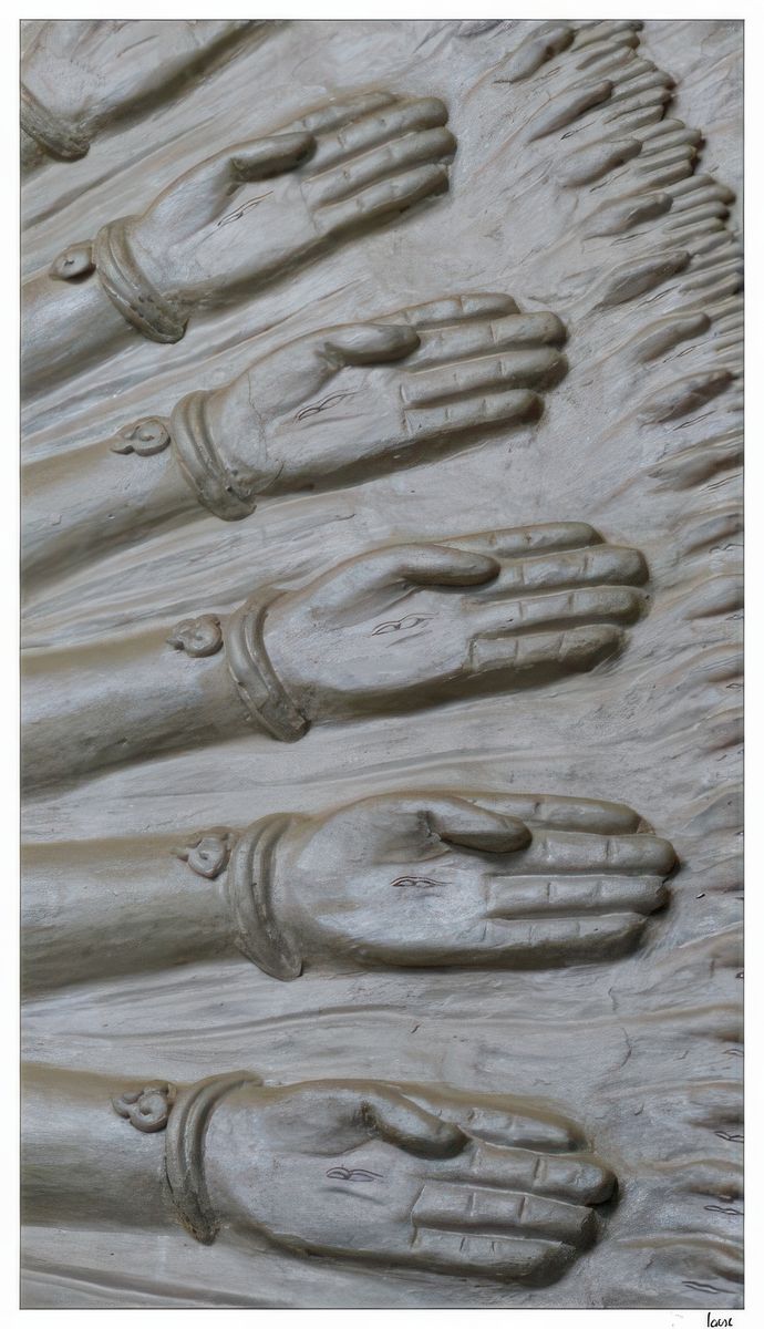 Un œil dans la paume de chaque main pour montrer qu'Avalokiteshvara veille sur une infinité d’êtres vivants pour prendre soin d’eux.