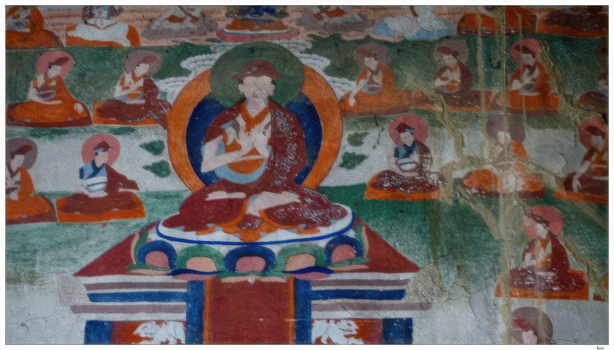 Représentation du Bouddha dans différentes positions des mains. La coiffure montre bien qu'il s'agit de la secte des Bonnets rouges.
