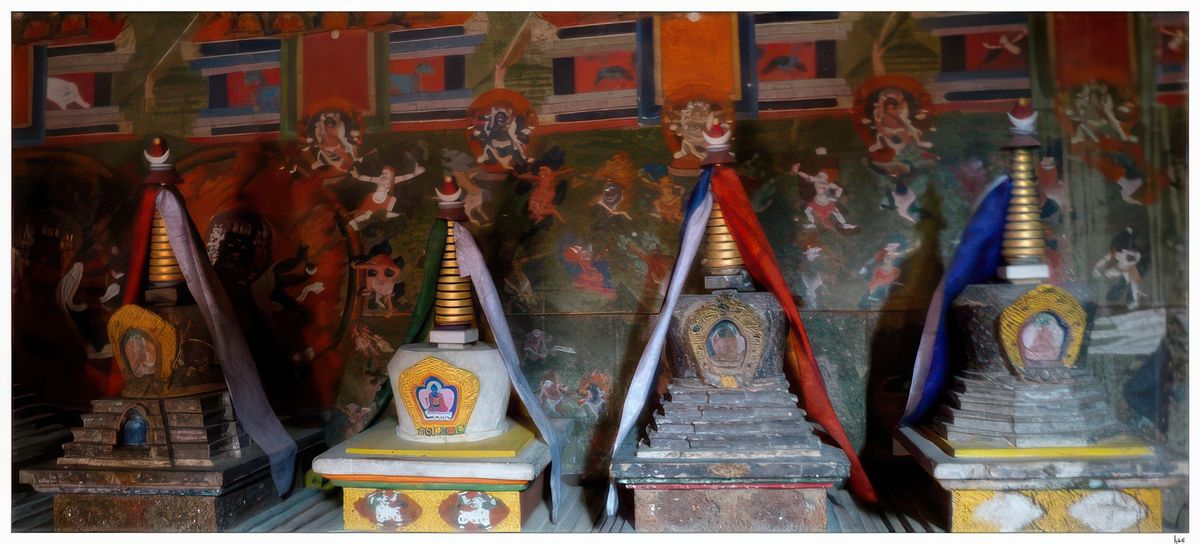 A l'intérieur comme à l'extérieur du monastère de nombreux chörtens.