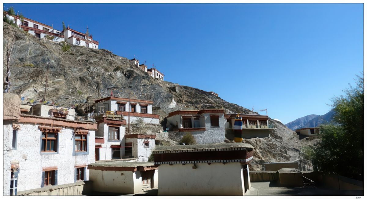 Le monastère est tout en haut de la colline, différents bâtiments, ainsi que le village, sont étagés en dessous.